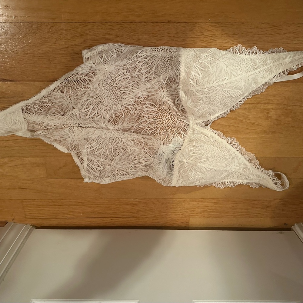 Abercrombie & Fitch Lace White Bodysuit Size Large - Picture 6 of 6